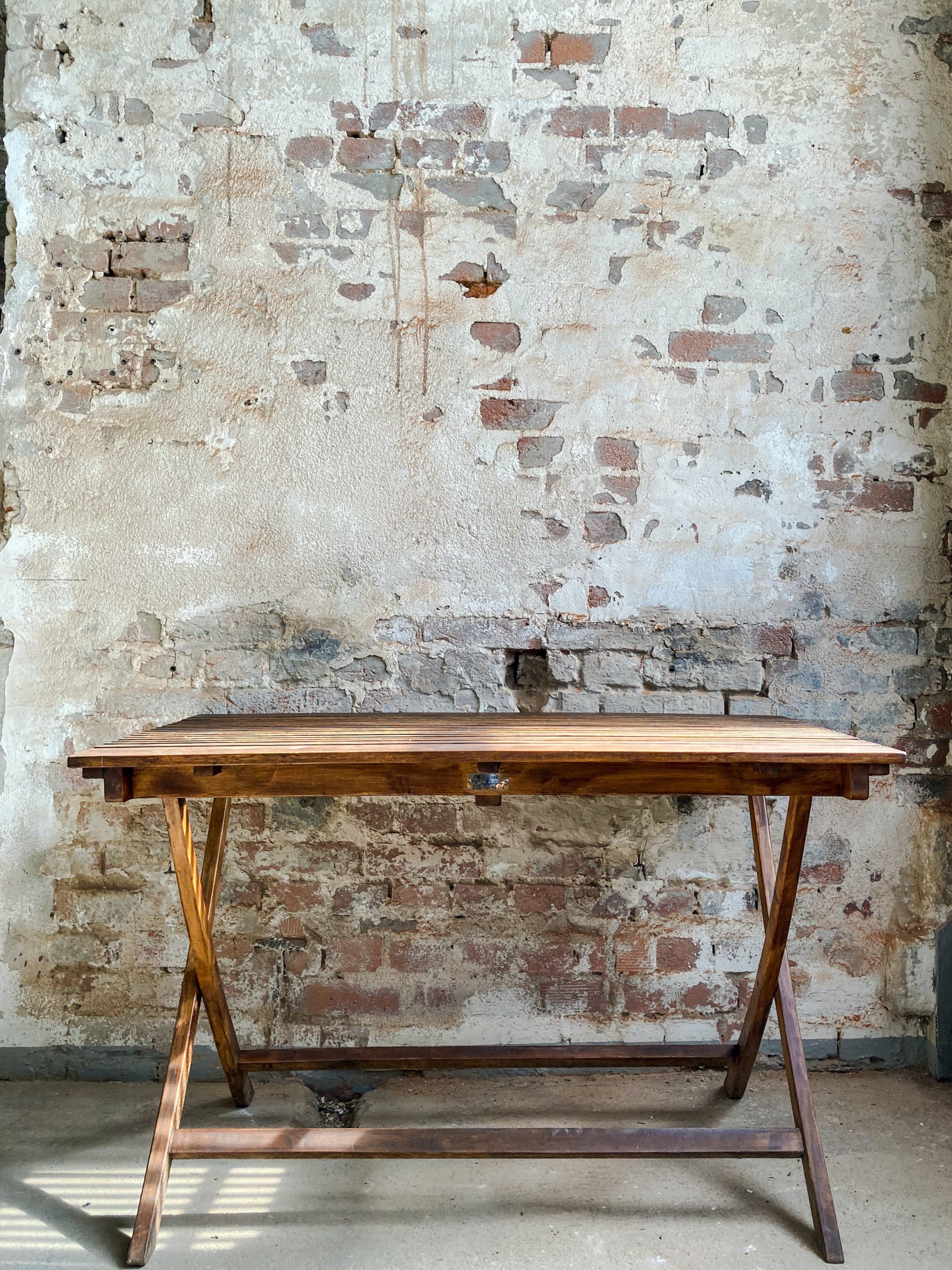 שולחן מעץ